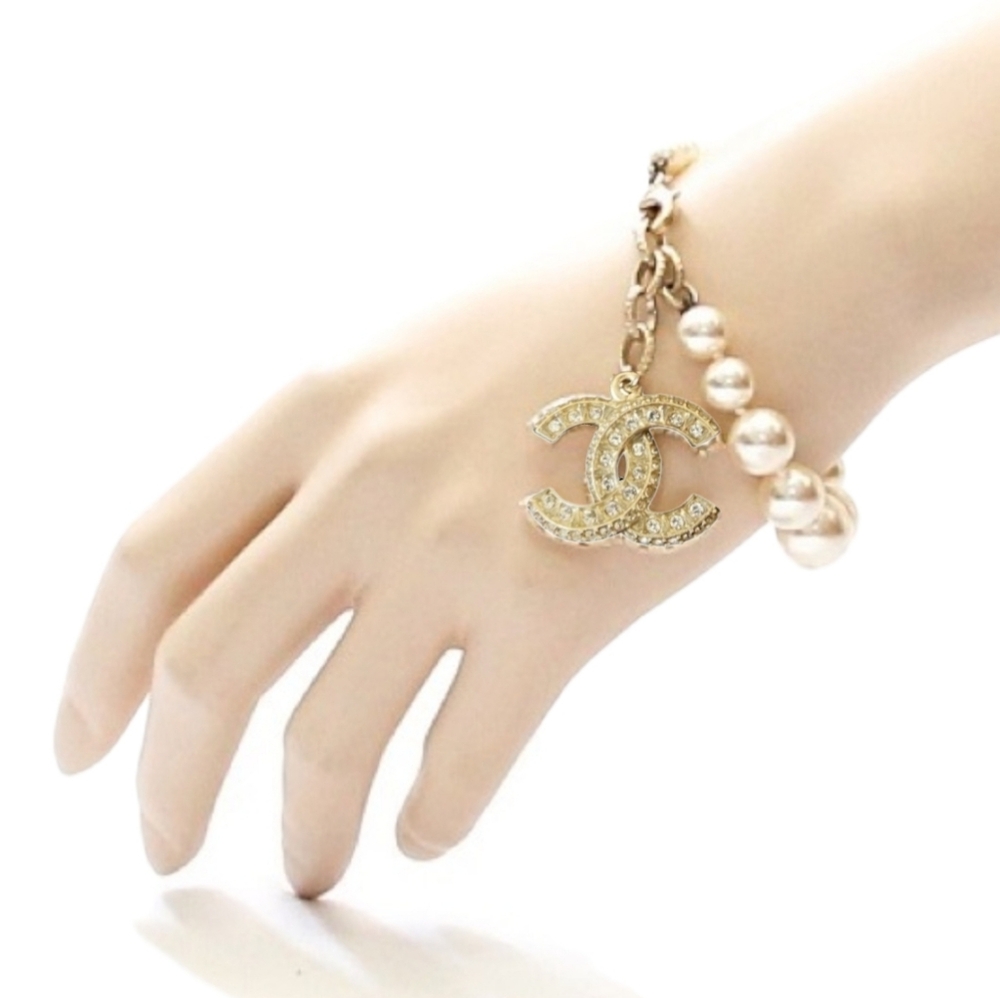 BNIB!! Authentic Chanel Cream Pearl & Crystal CC Charm Gold HW Bracelet B20